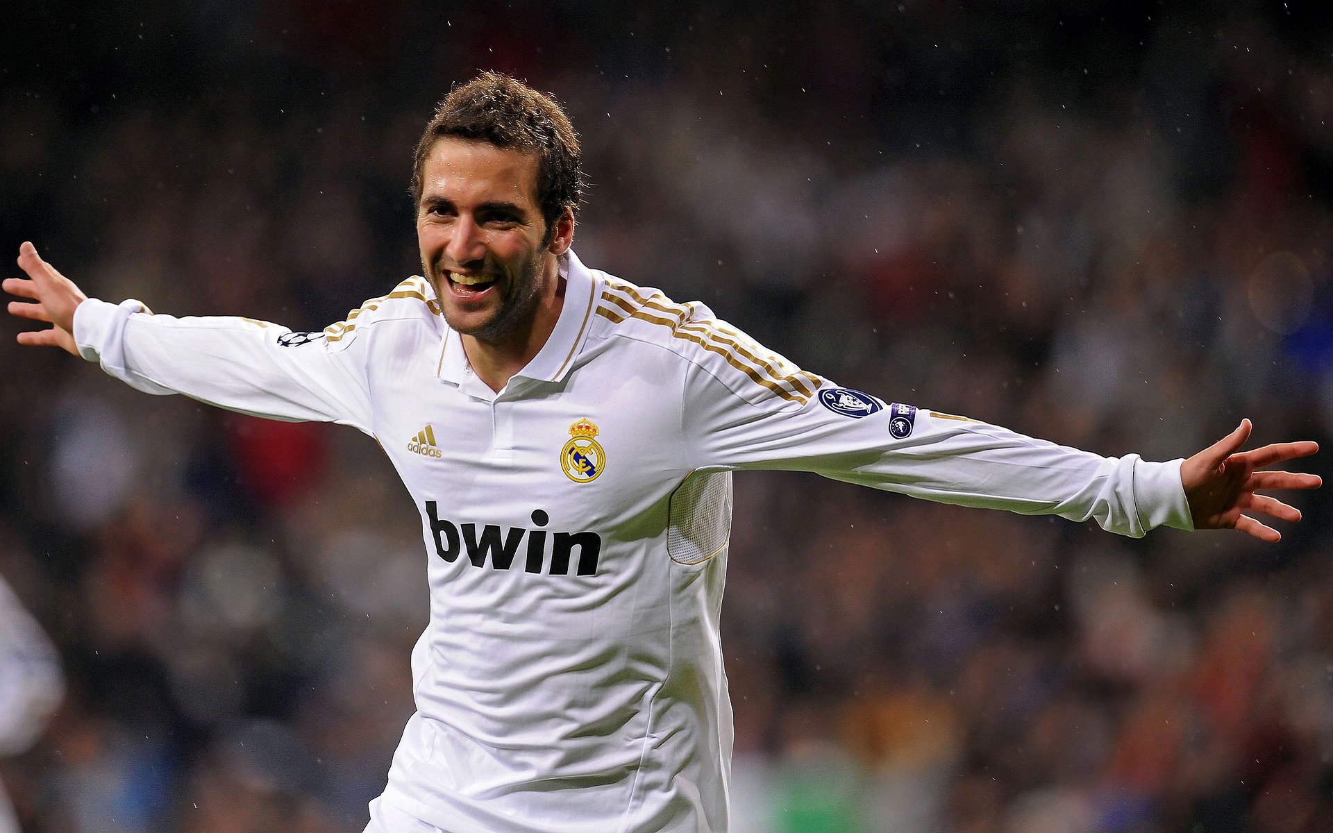 开云体育官网-简：凭借灵活的跑位和出色的带球能力，成为全黑队进攻核心